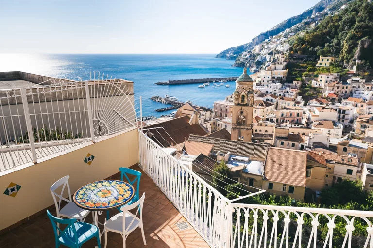 Villa Angelina Amalfi Art terrazzo con tavolo cerammica vietri e vista mare amalfi