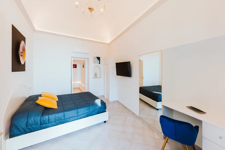 Villa Angelina Luxury camera king size blu tavolo cortesia e vista su amalfi