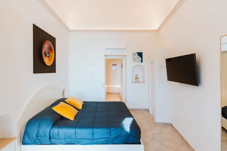 Villa Angelina Luxury camera king size e vista interno