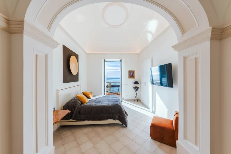 Villa Angelina Luxury camera king size e vista su amalfi
