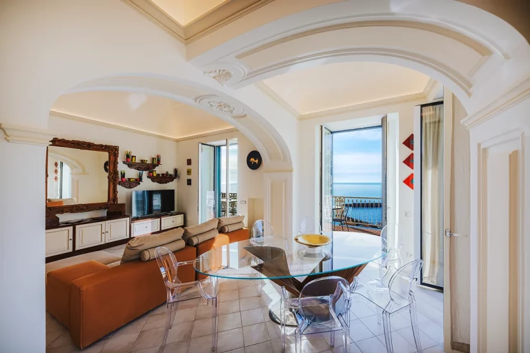 Villa Angelina Luxury salone con tavolo pranzo e vista mare amalfi