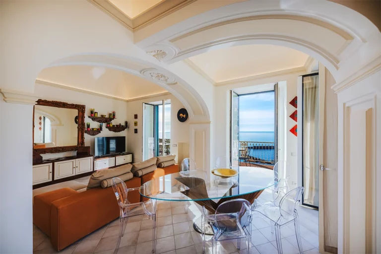 Villa Angelina Luxury salone tavolo pranzo vista amalfi