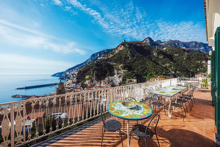 Villa Angelina Luxury terrazzo con tavolo ceramica vietri e vista mare amalfi