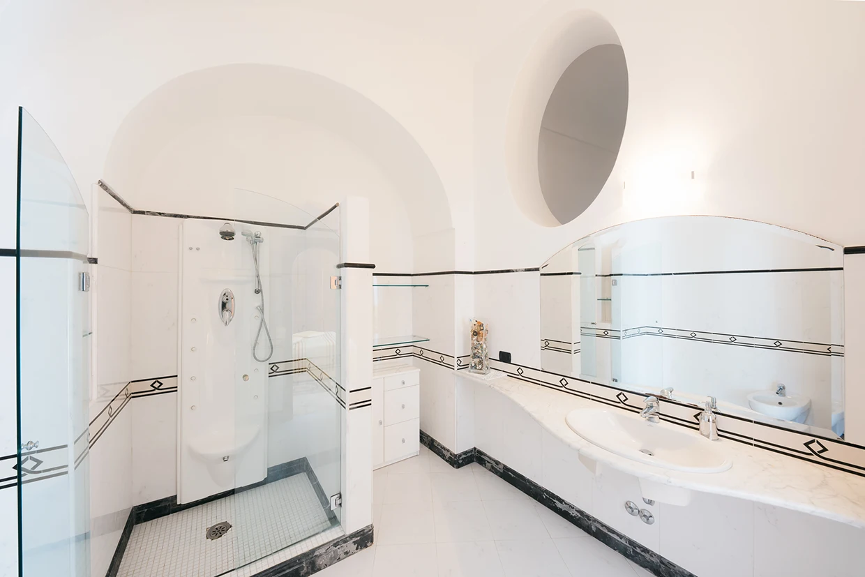 Villa Angelina Rosario bagno bianco walk in lavabo amalfi