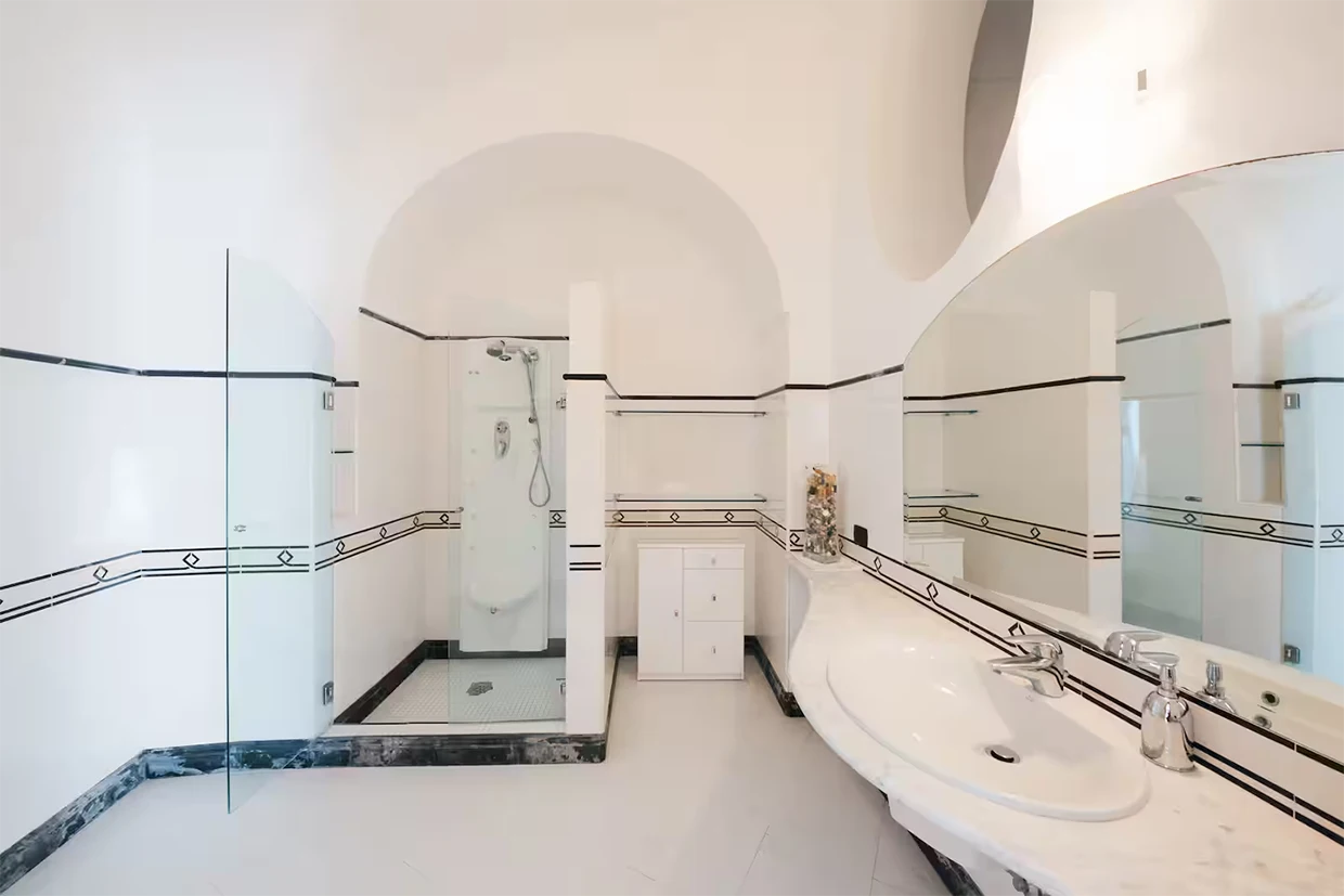 Villa Angelina Rosario sala da bagno con vista sul mare amalfi