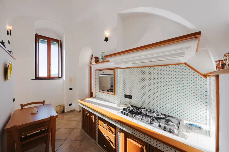 Villa Angelina Rosario vista cucina tavolo servizio piano cottura forno amalfi copia