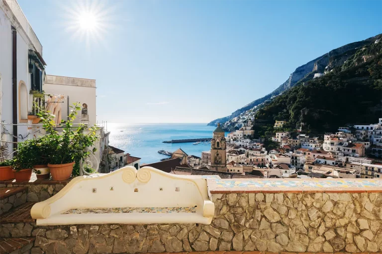 Villa Angelina Rosario vista panchina cerammica sul mare amalfi