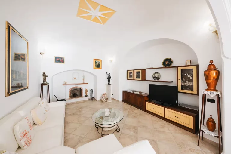 Villa Angelina Rosario vista salone con divano caminetto e TV amalfi