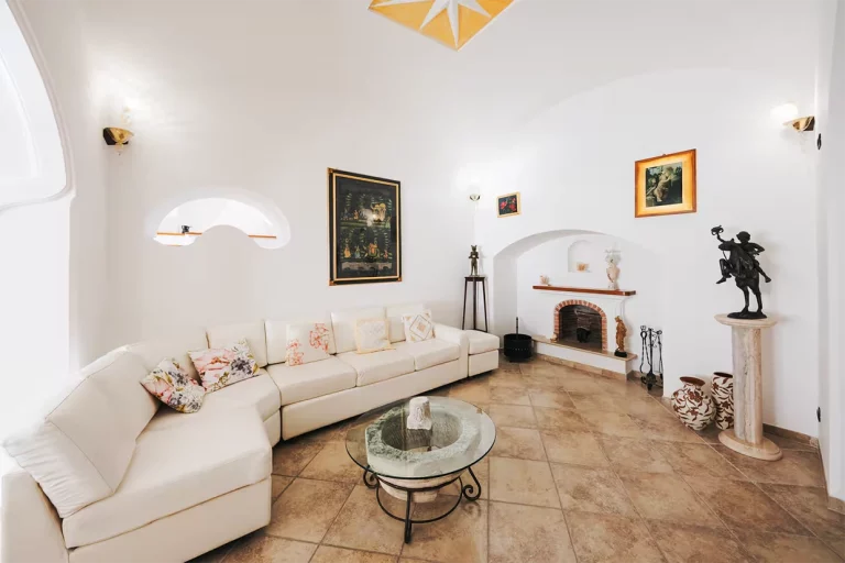 Villa Angelina Rosario vista salone con divano caminetto soffitto a botte amalfi