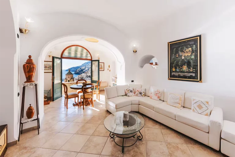 Villa Angelina Rosario vista salone con divano tavolo pranzo e vista mare amalfi